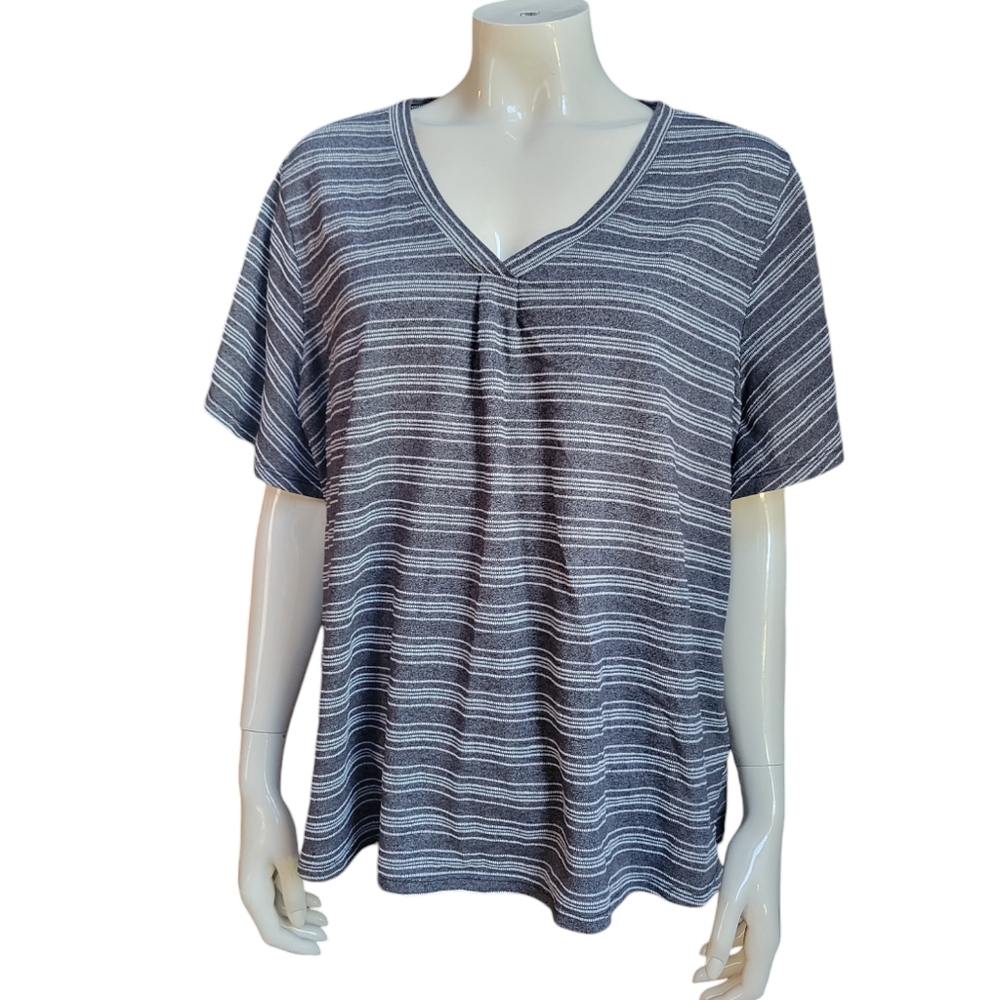size 3X gray and white short sleeve top
